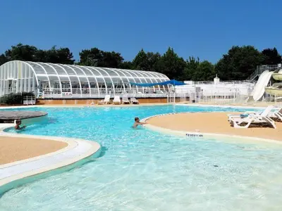 Piscine de l'établissement Mobil-home Prestige avec Terrasse, 3 Chambres, 6 Couchages - API-1-52-645 ou située à proximité