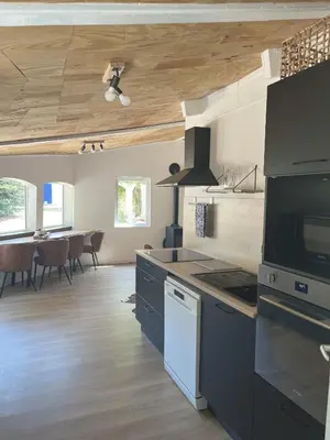 Cuisine ou kitchenette dans l'établissement C'est une maison bleue adossée à la forêt - longue durée possible