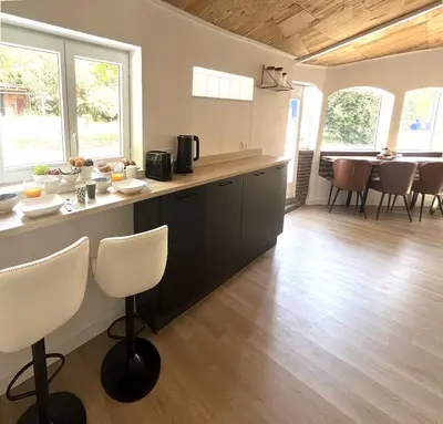 Cuisine ou kitchenette dans l'établissement C'est une maison bleue adossée à la forêt - longue durée possible