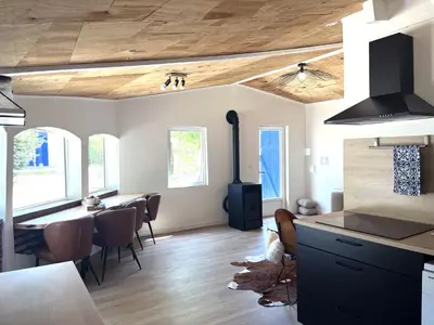 Plan de l'établissement C'est une maison bleue adossée à la forêt - longue durée possible