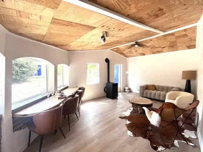 Coin salon dans l'établissement C'est une maison bleue adossée à la forêt - longue durée possible
