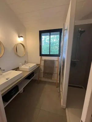 Salle de bains dans l'établissement La Cabane du Cap Ferret