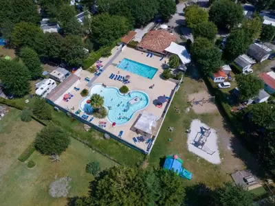 Piscine de l'établissement Mobil-home avec Terrasse pour 6 personnes - API-1-52-655 ou située à proximité