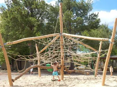 Aire de jeux pour enfants de l'établissement Mobil home pour 7 pers avec terrasse à Soustons - API-1-52-418