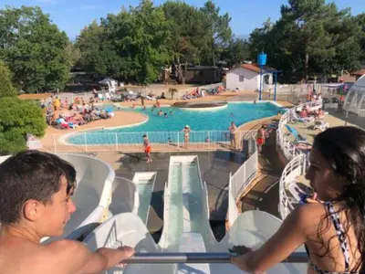Piscine de l'établissement Mobil home pour 7 pers avec terrasse à Soustons - API-1-52-418 ou située à proximité