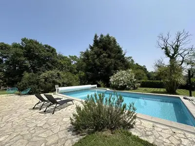 Piscine de l'établissement Gite poupan ou située à proximité