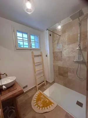 Salle de bains dans l'établissement La Landaise