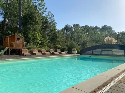 Piscine de l'établissement Les Chênes Lièges grande villa avec piscine ou située à proximité