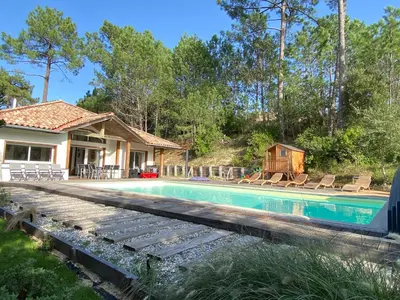 Piscine de l'établissement Les Chênes Lièges grande villa avec piscine ou située à proximité