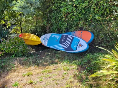 Jardin de l'établissement Maison accès au lac par le canal