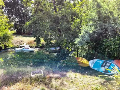 Jardin de l'établissement Maison accès au lac par le canal