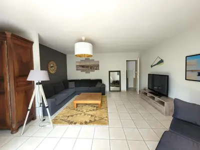 Télévision ou salle de divertissement dans l'établissement Maison accès au lac par le canal