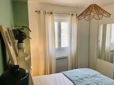 Un ou plusieurs lits dans un hébergement de l'établissement Maison climatisée 3 chambres avec jardin