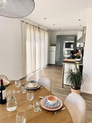 Cuisine ou kitchenette dans l'établissement Maison climatisée 3 chambres avec jardin