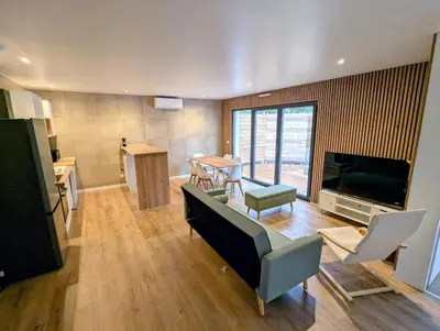 Télévision ou salle de divertissement dans l'établissement New 3 bedroom villa with Spa