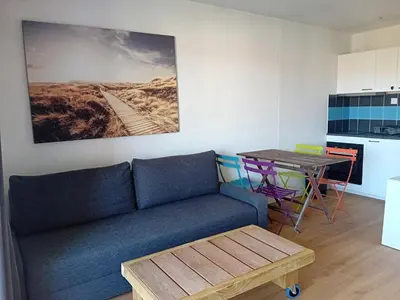 Coin salon dans l'établissement Seignosse Penon - Studio avec alcôve - plages et commerces à pied -Place de parking - FR-1-239-1147