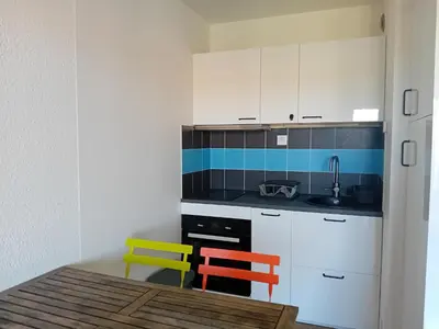 Cuisine ou kitchenette dans l'établissement Seignosse Penon - Studio avec alcôve - plages et commerces à pied -Place de parking - FR-1-239-1147
