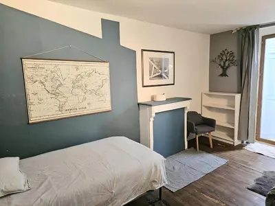 Un ou plusieurs lits dans un hébergement de l'établissement Appartement authentique et chaleureux au cœur de Salies-de-Béarn, dans le quartier historique avec commerces et restaurants au pied, à deux pas des thermes