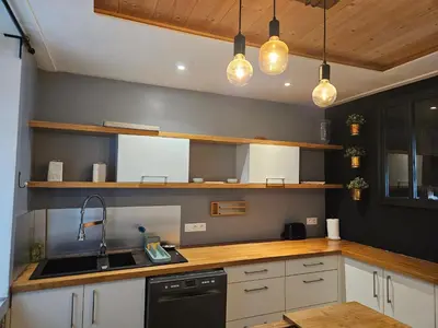 Cuisine ou kitchenette dans l'établissement Appartement authentique et chaleureux au cœur de Salies-de-Béarn, dans le quartier historique avec commerces et restaurants au pied, à deux pas des thermes