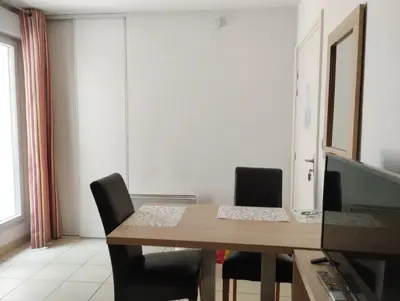Télévision ou salle de divertissement dans l'établissement Studio cosy avec terrasse et parking dans résidence au calme avec piscine, à 3 min des thermes et centre ville