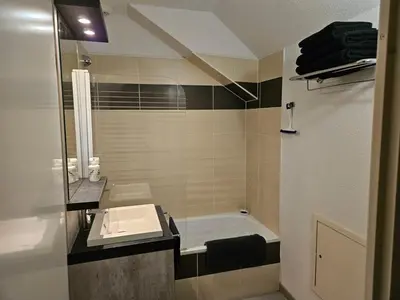 Salle de bains dans l'établissement Studio cosy avec terrasse et parking dans résidence au calme avec piscine, à 3 min des thermes et centre ville