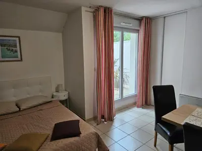 Un ou plusieurs lits dans un hébergement de l'établissement Studio cosy avec terrasse et parking dans résidence au calme avec piscine, à 3 min des thermes et centre ville