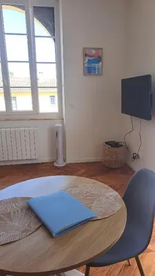 Télévision ou salle de divertissement dans l'établissement Chez Nous