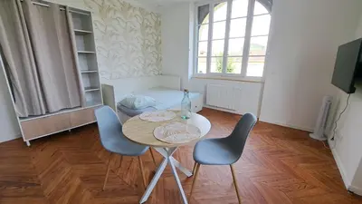 Télévision ou salle de divertissement dans l'établissement Chez Nous