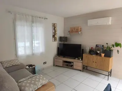 Télévision ou salle de divertissement dans l'établissement Maison meublée 1 chambre
