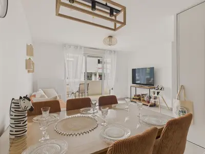 Télévision ou salle de divertissement dans l'établissement Plein centre - Appart pour 6 avec balcon