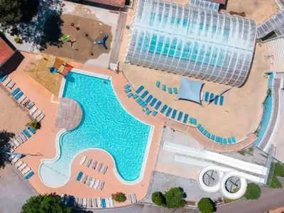 Piscine de l'établissement Mobil-home Prestige avec Terrasse - 4 personnes, 2 chambres - API-1-52-486 ou située à proximité