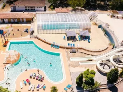 Piscine de l'établissement Mobil-home Prestige avec Terrasse - 4 personnes, 2 chambres - API-1-52-486 ou située à proximité
