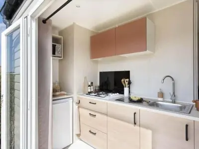 Cuisine ou kitchenette dans l'établissement Mobil-home Prestige avec Terrasse - 4 personnes, 2 chambres - API-1-52-486