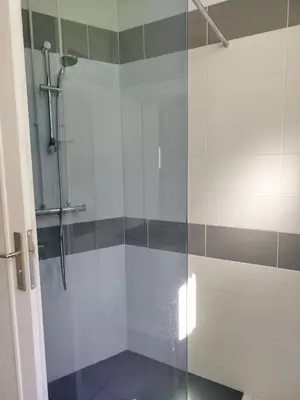 Salle de bains dans l'établissement Maison de vacances à Lesperon