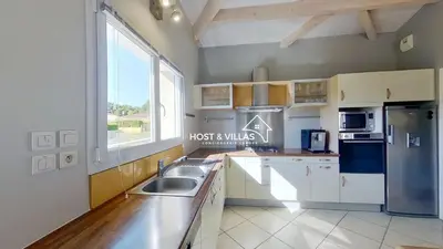 Cuisine ou kitchenette dans l'établissement Host Villas LOUMÉA Saubion