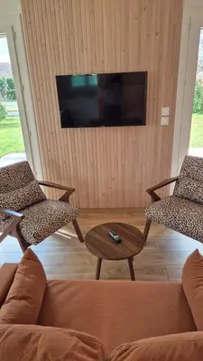 Télévision ou salle de divertissement dans l'établissement La Belle Détente