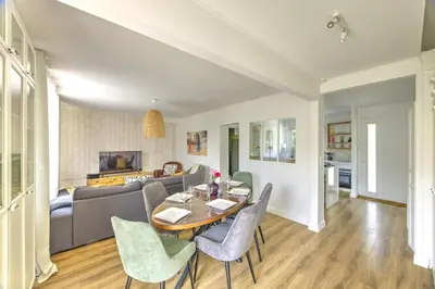 Télévision ou salle de divertissement dans l'établissement Villa Manava - Climatisée avec terrasse et jardin