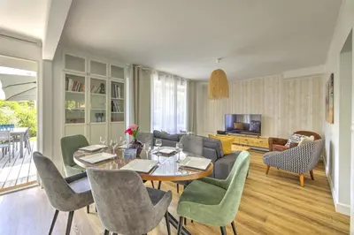 Télévision ou salle de divertissement dans l'établissement Villa Manava - Climatisée avec terrasse et jardin