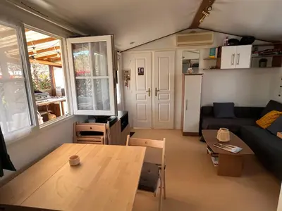 Coin salon dans l'établissement Bungalow bord de Lac Biscarosse