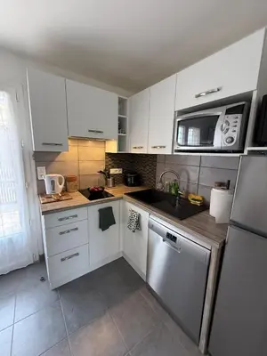 Cuisine ou kitchenette dans l'établissement Charmant T3 bord de plage