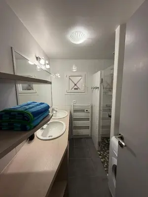 Un ou plusieurs lits dans un hébergement de l'établissement Charmant T3 bord de plage