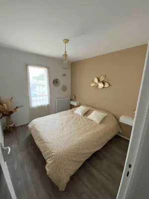 Un ou plusieurs lits dans un hébergement de l'établissement Appartement cosy avec Clim et jardin centre de Gujan