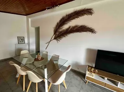 Télévision ou salle de divertissement dans l'établissement Appartement cosy avec Clim et jardin centre de Gujan