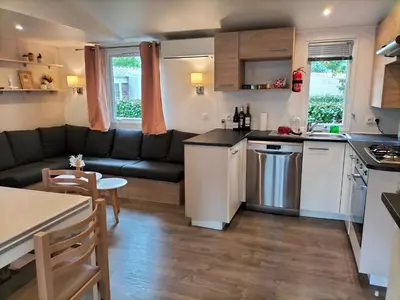 Cuisine ou kitchenette dans l'établissement Mobil-home haut standing - Séjour idéal entre Lac & Océan !
