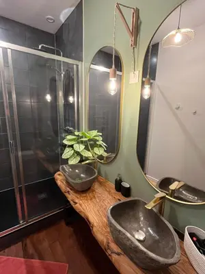 Salle de bains dans l'établissement La Galupe