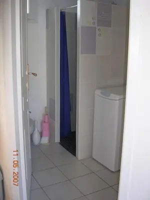 Salle de bains dans l'établissement Studio 2 personnes proche des plages