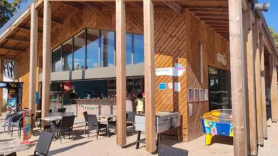 Restaurant ou autre lieu de restauration dans l'établissement MH203 3chambres dont suite parentale et 2 salles de bain dans camping 4 étoiles