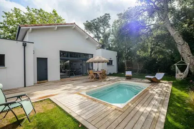 Piscine de l'établissement Villa avec terrasse et piscine proche Océan ou située à proximité