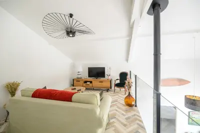 Télévision ou salle de divertissement dans l'établissement Villa avec terrasse et piscine proche Océan