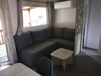 Coin salon dans l'établissement MH 414 SAMBA 3chambres et 1salle de bain dans camping 4 étoiles
